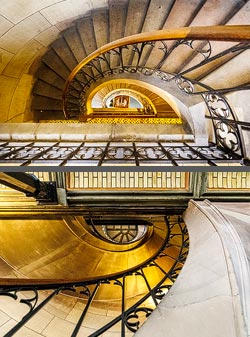 Stiegenhaus/Treppenhaus in der Offenen Kirche Elisabethen in Basel, Schweiz