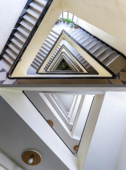 Stiegenhaus/Treppenhaus in einem Wohnhaus in Budapest, Ungarn