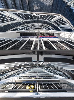 Stiegenhaus/Treppenhaus im Mietwagenzentrum am Flughafen D&uuml;sseldorf, Deutschland