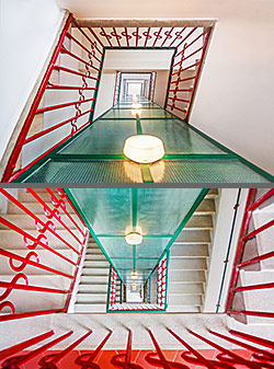 Stiegenhaus/Treppenhaus im Gemeindebau Karl Marx Hof in Wien, &Ouml;sterreich