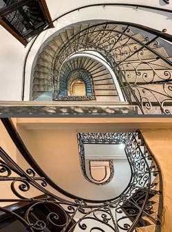 Stiegenhaus/Treppenhaus in einem Wohnhaus in Wien, &Ouml;sterreich