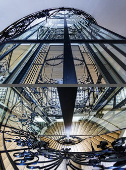 Stiegenhaus/Treppenhaus in einem Wohnhaus von Otto Wagner in Wien, &Ouml;sterreich